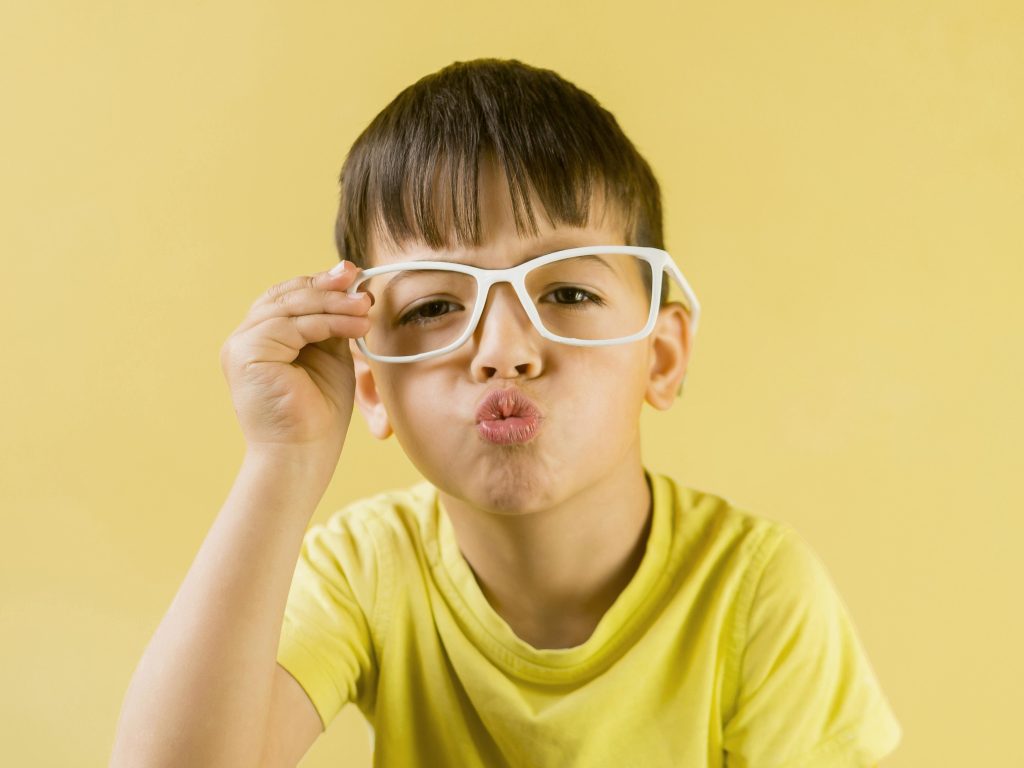 Niño con gafas infantiles